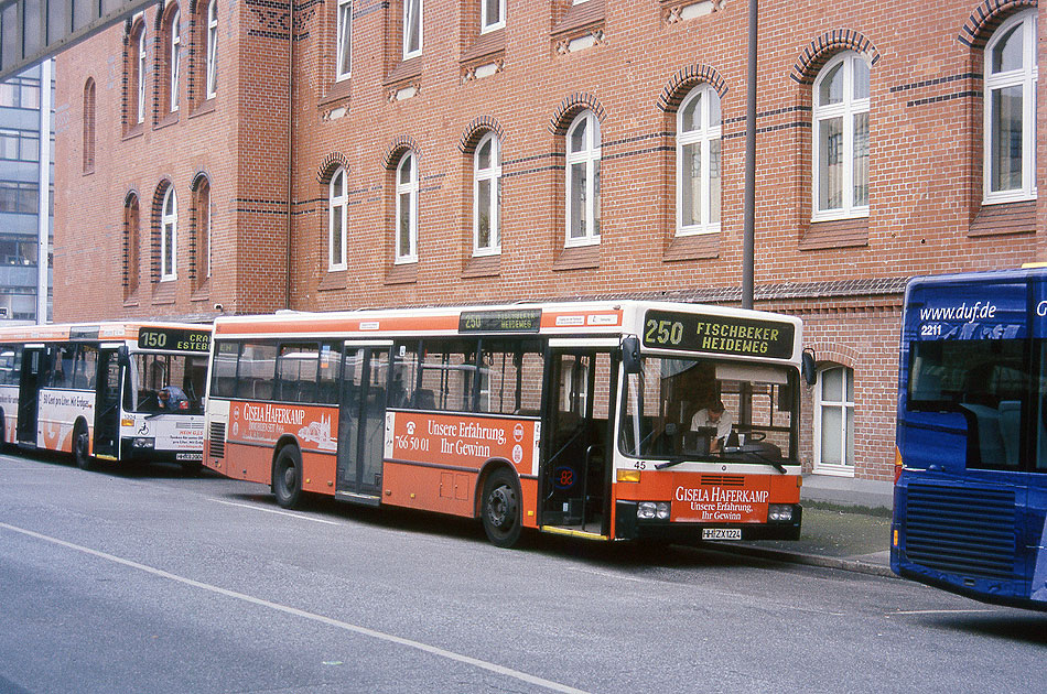 Ein Mercedes Benz O 405 N der SBG vormals Hamburger Hochbahn AG am Bahnhof Hamburg-Altona