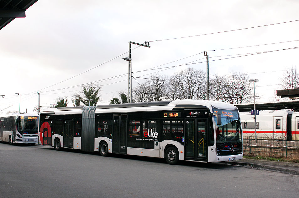 Ein VHH Elektrobus auf dem ZOB in Bergedorf in Hamburg