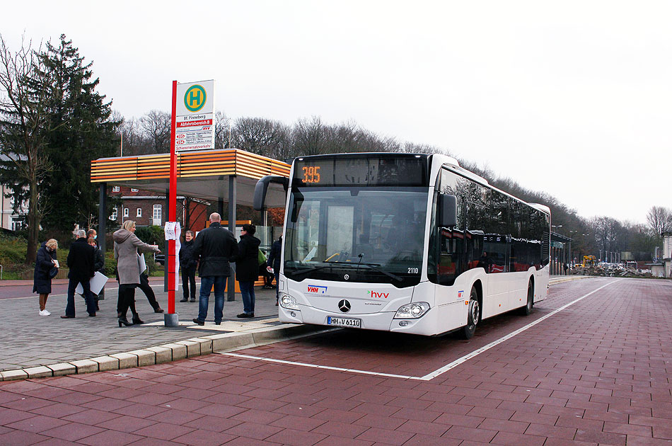 Die Bushaltestelle / der ZOB Bahnhof Pinneberg