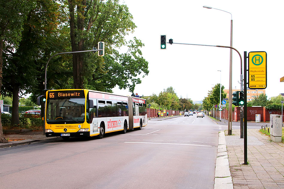 Ein Bus der Linie 65 an der Haltestelle Hepkestraße in Dresden