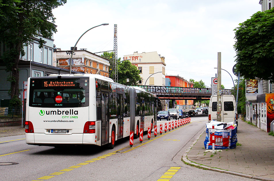 Die Bushaltestelle Sternbrücke in Hamburg