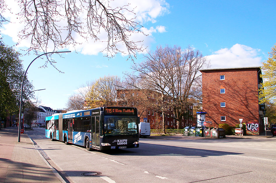 Ein Hochbahn Bus an der Haltestelle Thadenstraße (West) in Hamburg Altona-Altstadt