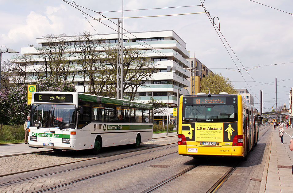 Ein Museumsbus in Dresden an der Haltestelle Webergasse