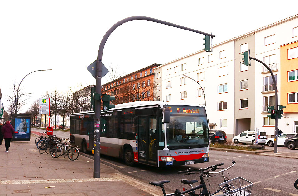 Ein Umbrella-Bus an der Haltestelle Altonaer Poststraße