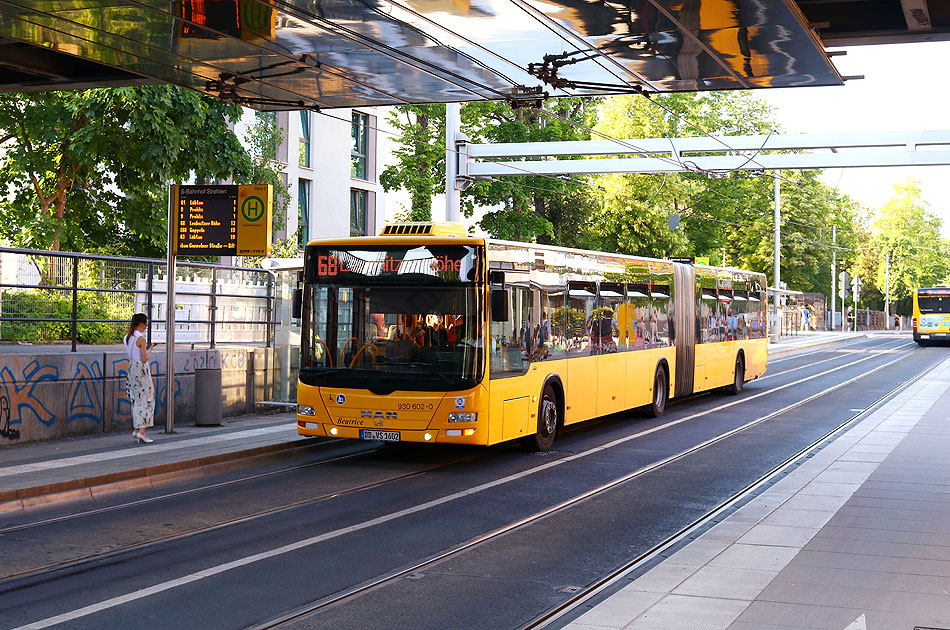 Ein DVS Bus, der DVS 930 602-0, an der Haltestelle Bahnhof Strehlen