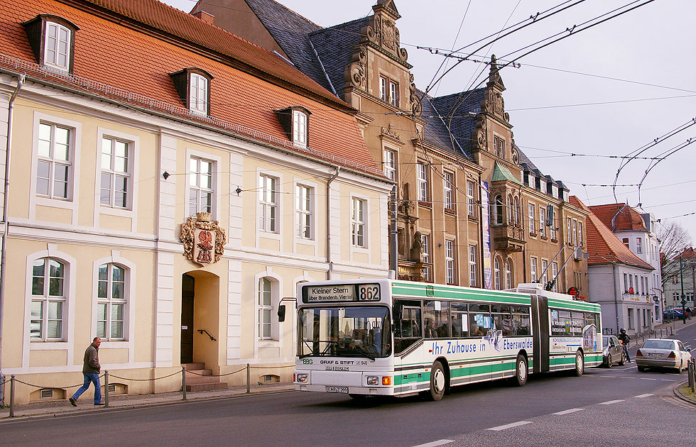 Obus Eberswalde Am Markt - Der Obus vor dem Rathaus