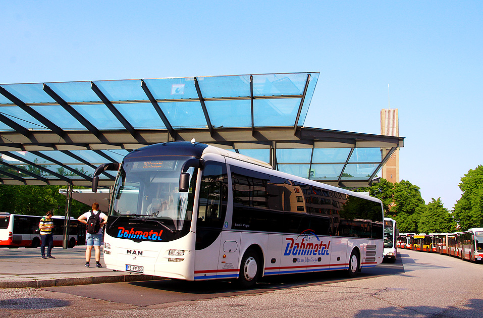 Ein Dahmetal Bus auf dem ZOB / Busbahnhof in Hamburg an der U-Bahn Wandsbek Markt