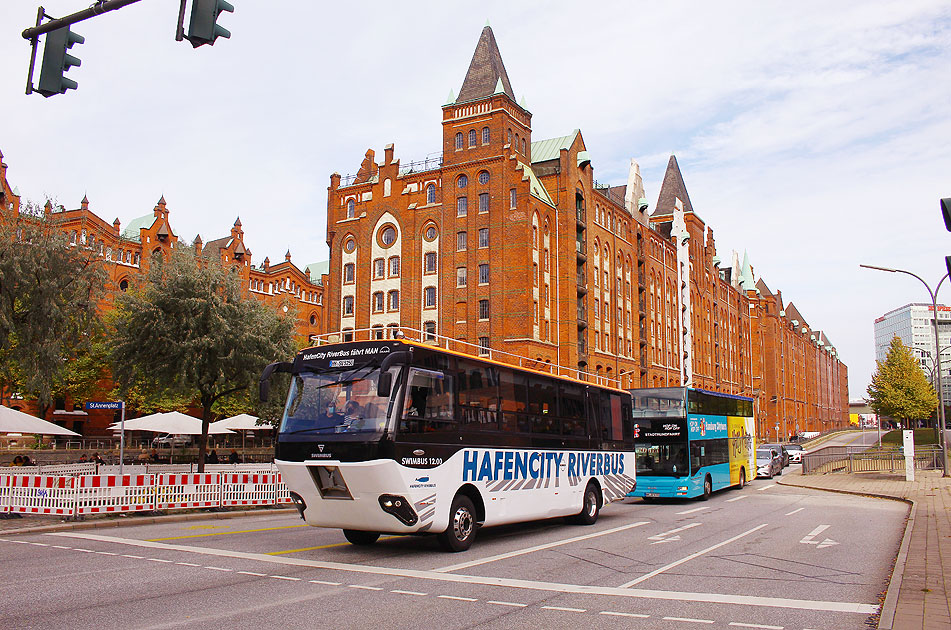 Der Hafencity Riverbus in der Hamburger Speicherstadt