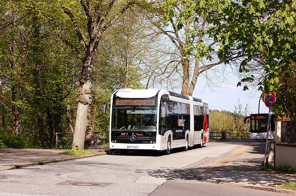 Ein VHH Elektrobus in Hamburg-Bergedorf im Villenviertel
