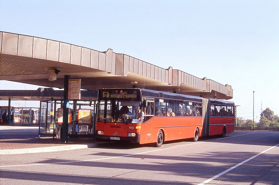 Ein VHH Gelenkbus auf dem ZOB in Hamburg-Harburg