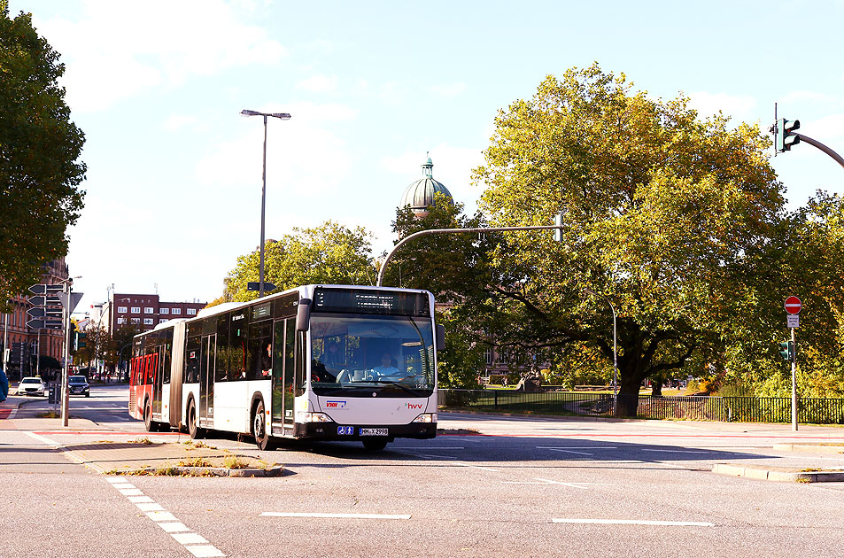 Ein VHH Bus der Linie 3 fährt über den Johannes-Brahms-Platz in Hamburg