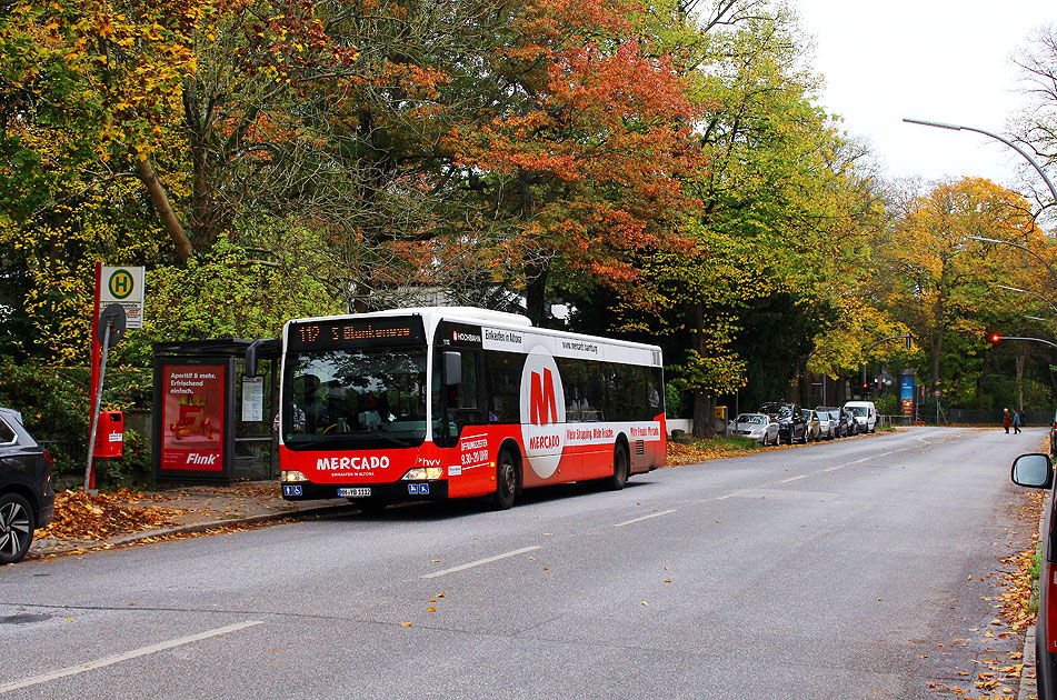 Ein Hochbahn-Bus an der Haltestelle Liebermannstraße in der Elbchaussee