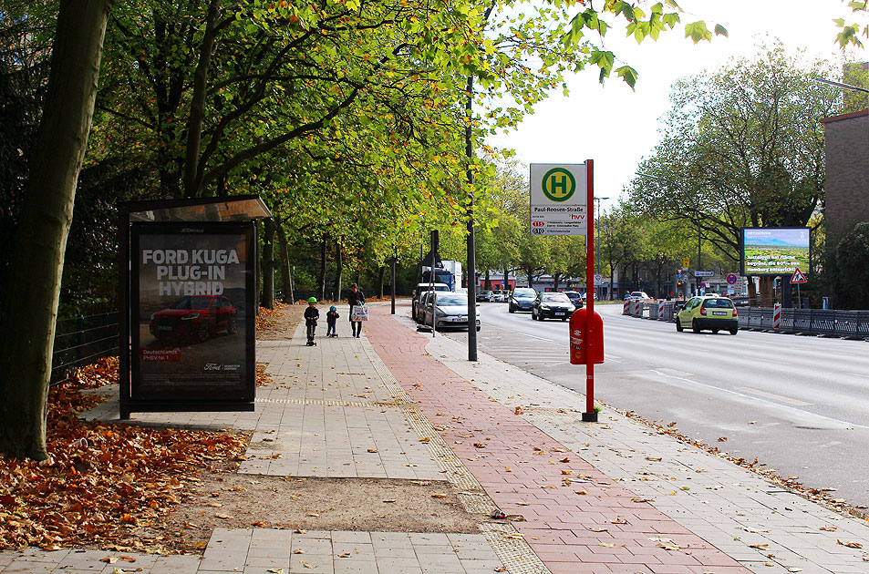 Die Bushaltestelle Paul-Roosen-Straße in Altona-Alstadt in der Holstenstraße in Fahrtrichtung S-Bahn Bahnhof Holstenstraße