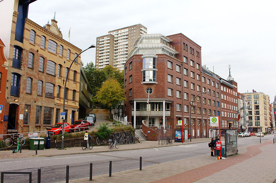 Die Bushaltestelle Sandberg in Hamburg-Altona an der Buslinie 111