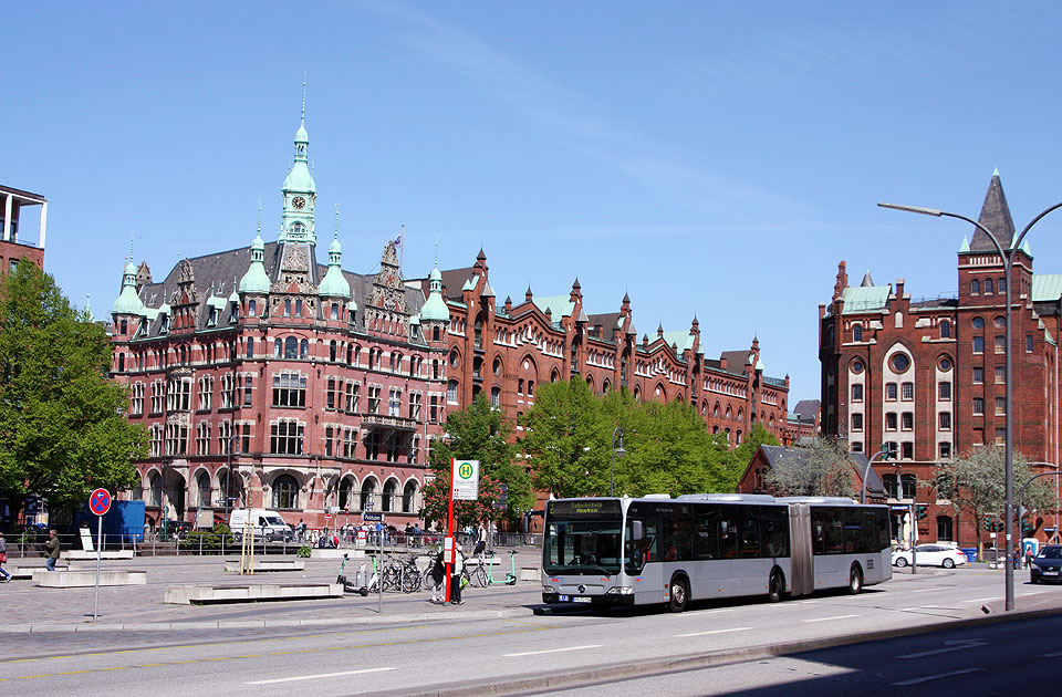 Das modernste Bussystem Europas: Ein VHH Bus an der Haltestelle Singapurstraße