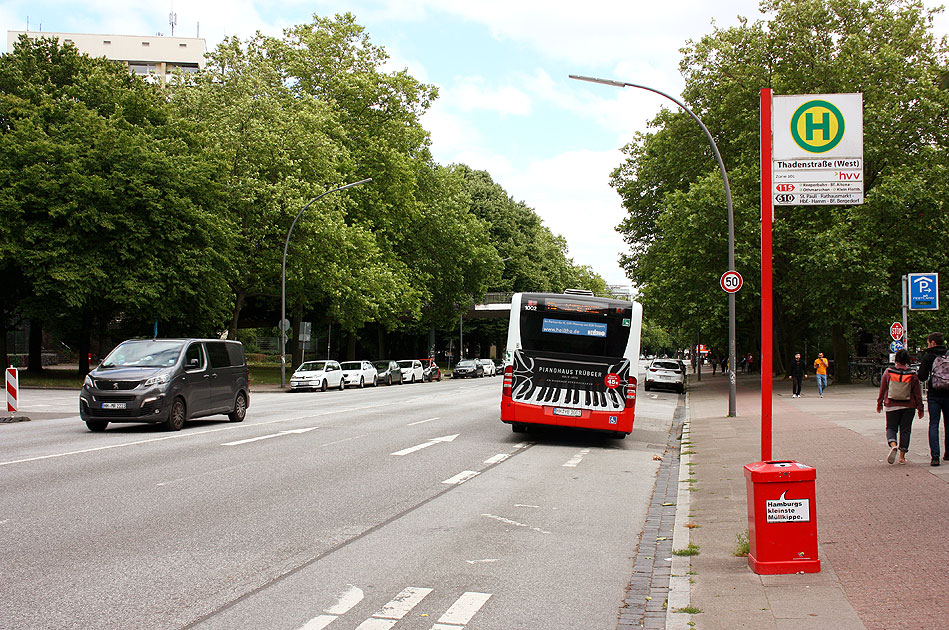 Die Bushaltestelle Thadenstraße (West) in Hamburg-Altona