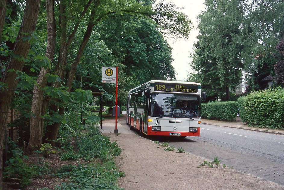 Ein KViP Bus in Hamburg an der Haltestelle Tietzestraße in Hamburg