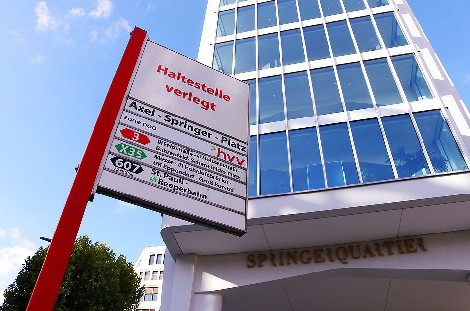 Ein Bushaltestellenschild der Bushaltestelle Axel-Springer-Platz in Hamburg