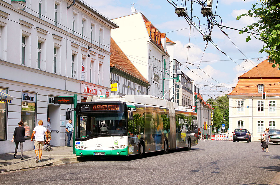 Ein Obus der Barnimer Busgesellschaft in Eberswalde an der Haltestelle Am Markt