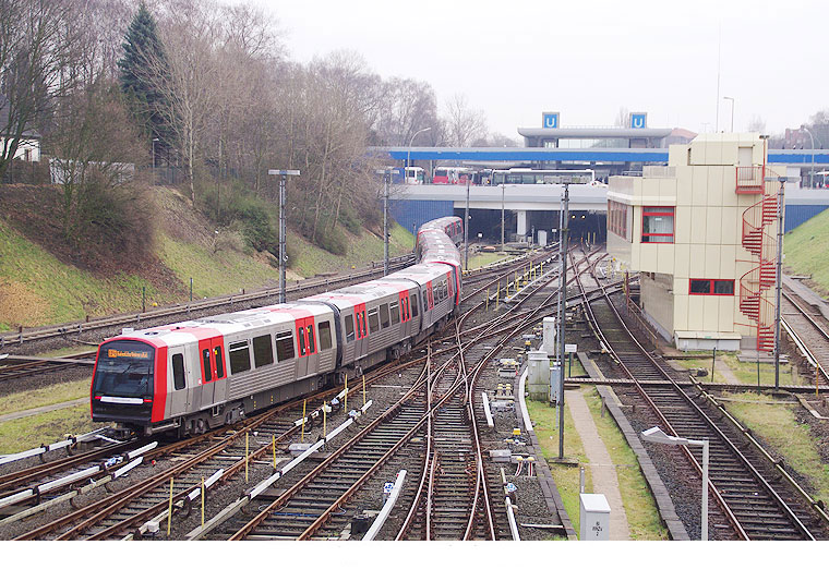 Hochbahn DT5 im Bahnhof Billstedt