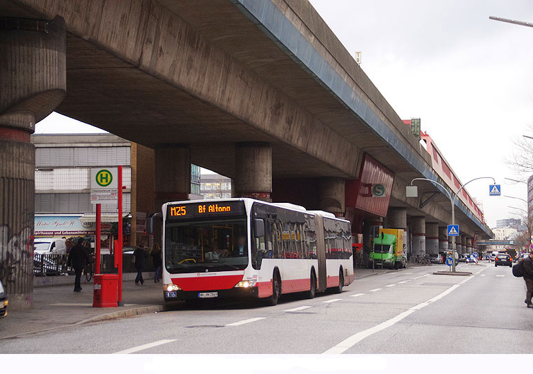 Hochbahn Bus an der Haltestelle S-Bahn Hammerbrook