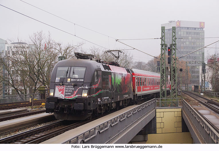 Taurus Lok - im Bahnhof Dammtor mit dem IRE von Berlin nach Hamburg