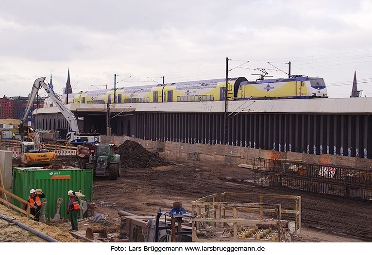 Ein Metronom auf der Pfeilerbahn in Hamburg