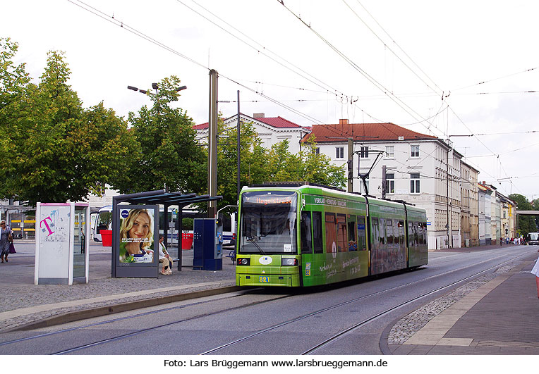 Die Straßenbahn in Schwerin an der Haltestelle Hbf
