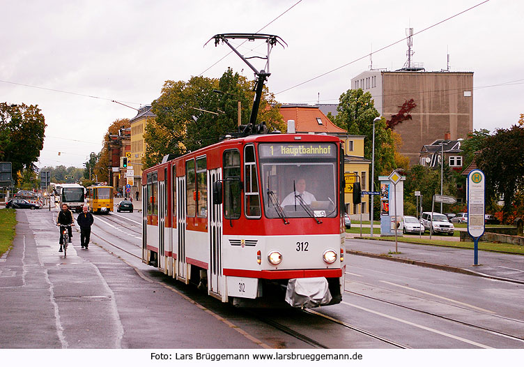 Tatra Straßenbahn in Gotha an der Haltestelle Orangerie