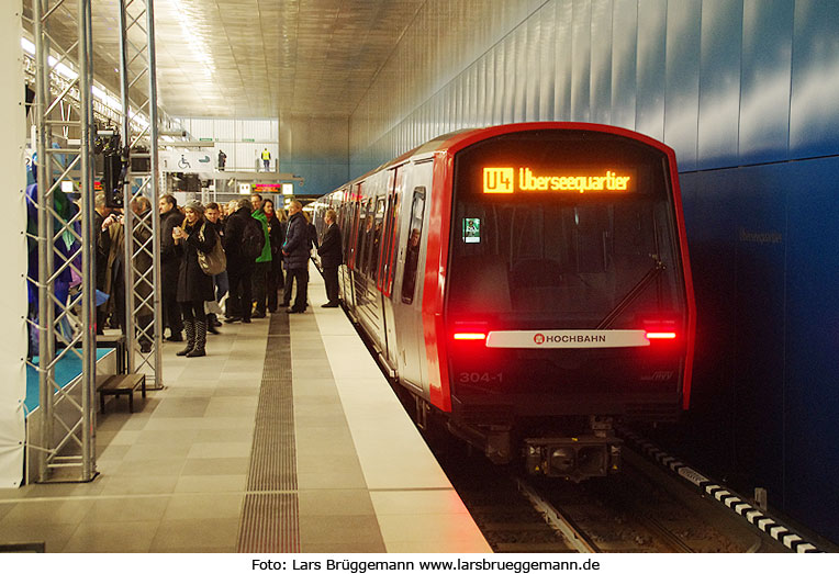 Der Eröffnungszug der Hafencity U-Bahn in der Haltestelle Überseequartier