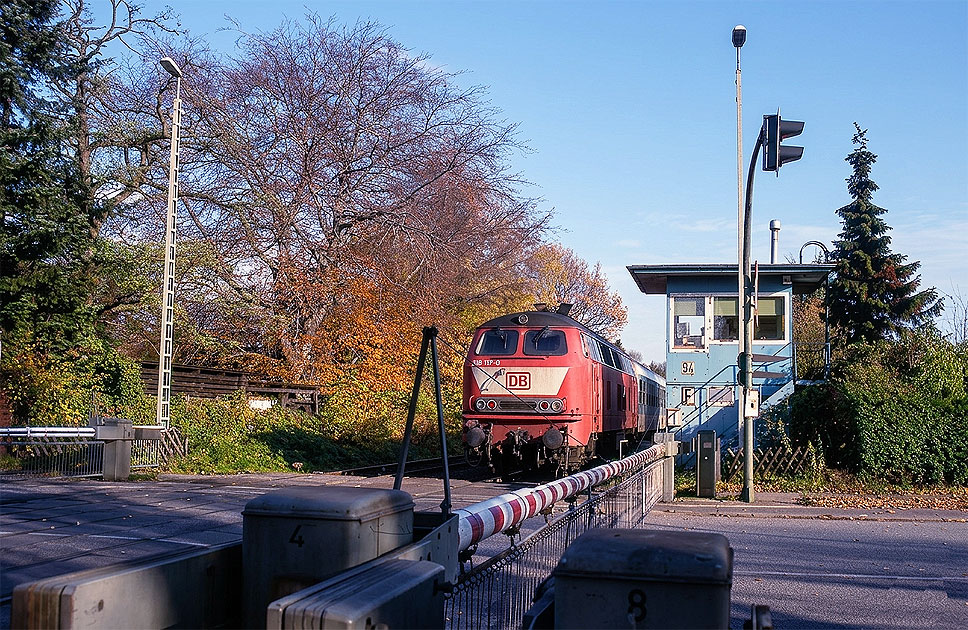 DB Baureihe 218 am Bahn&uuml;bergang Hammer Stra&szlig;e in Hamburg Wandsbek