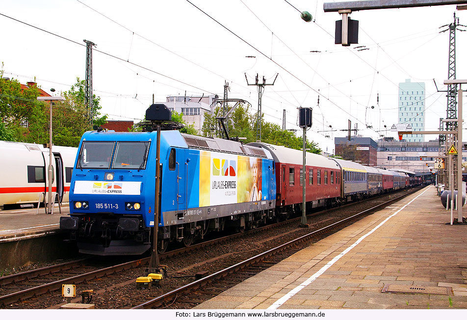 Der Urlaubs-Express in Hamburg-Altona mit der 185 511-3