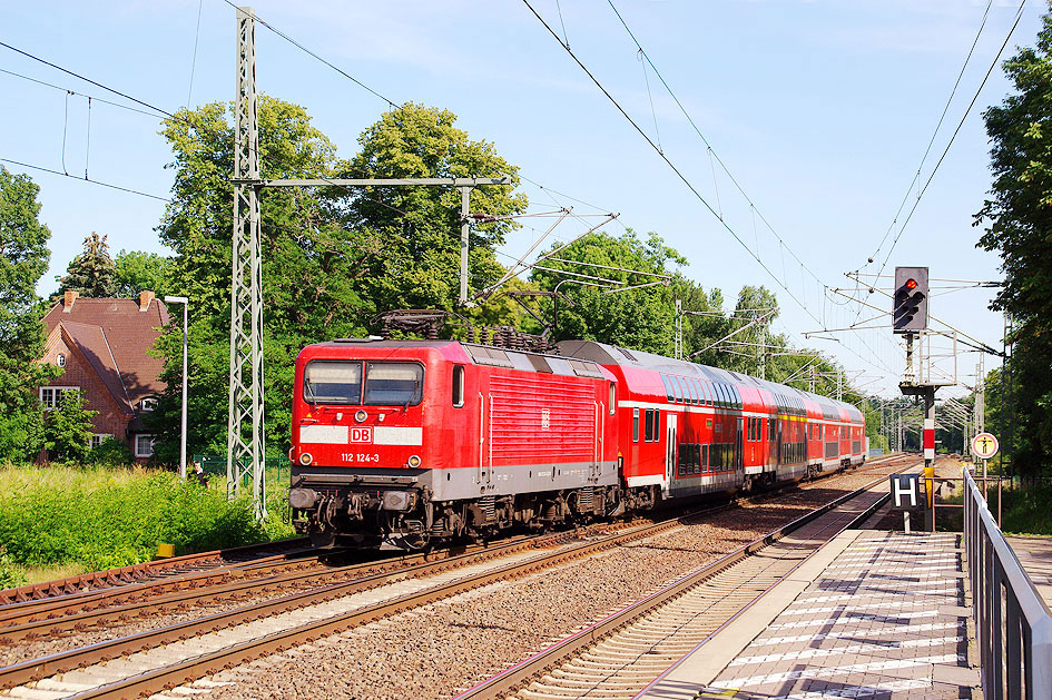 Eine Lok der Baureihe 112 im Bahnhof Grabow