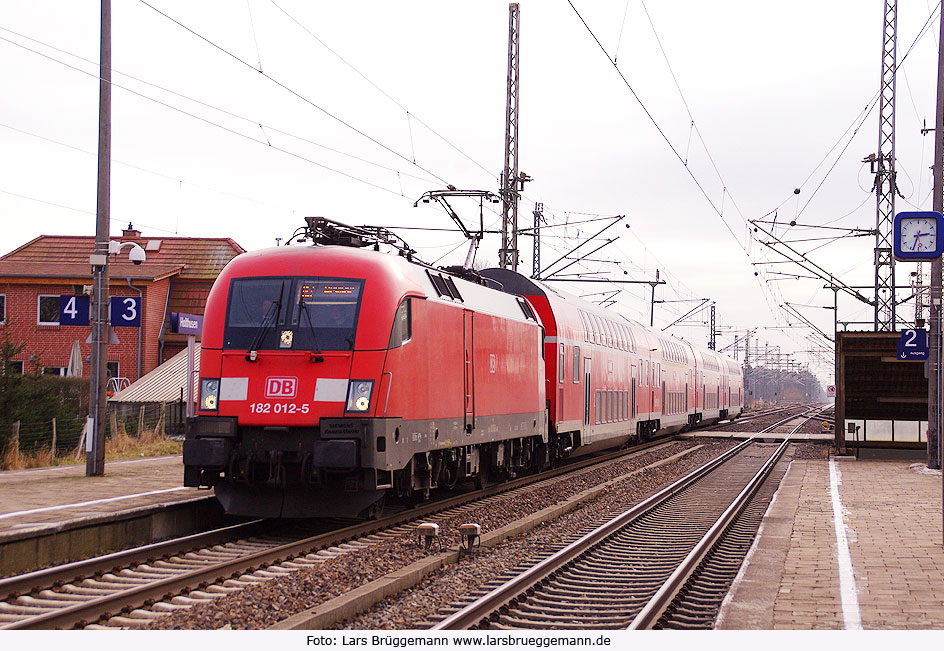 DB Baureihe 182 im Bahnhof Holthusen in Mecklenburg