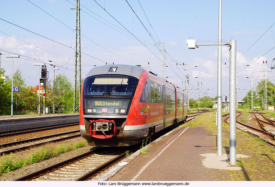 Der Bahnhof Stendal mit einem Desiro der Baureihe 642