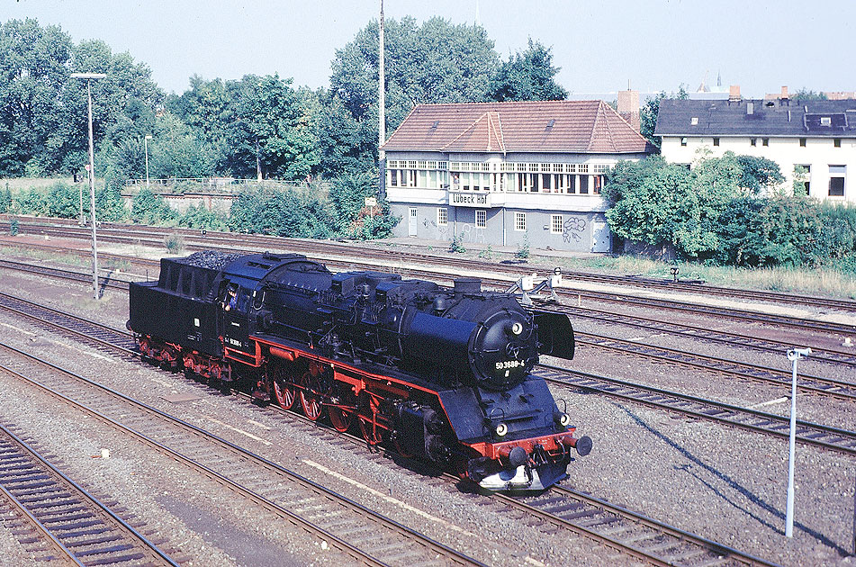 So eine Dampflok der Baureihe 50 steht auch bei der Grün-Berlin Gruppe am Bahnhof Priesterweg in Berlin