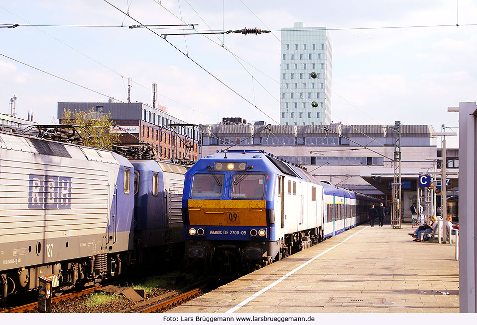 MaK DE 2700 mit Eilzug nach Westerland im Bahnhof Hamburg-Altona
