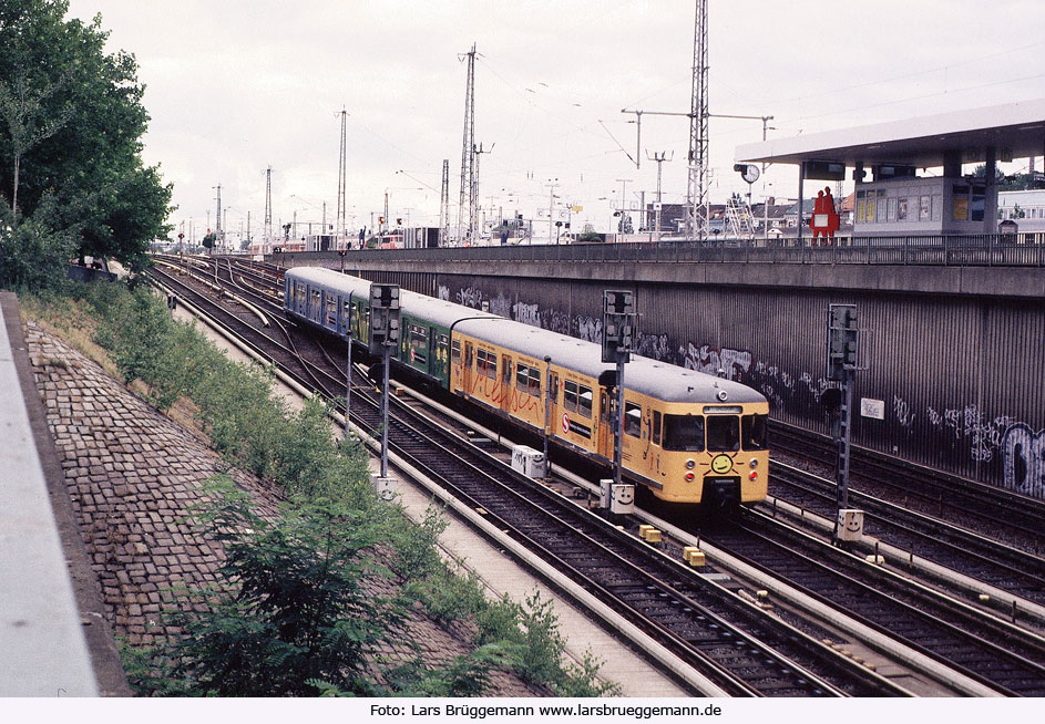 Der Expozug der Hamburger S-Bahn im Bahnhof Altona