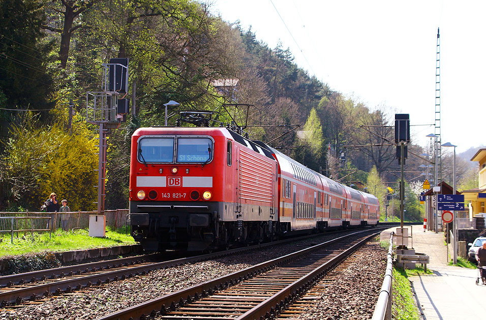 DB Baureihe 143 mit einer S-Bahn im Bahnhof Stadt Wehlen