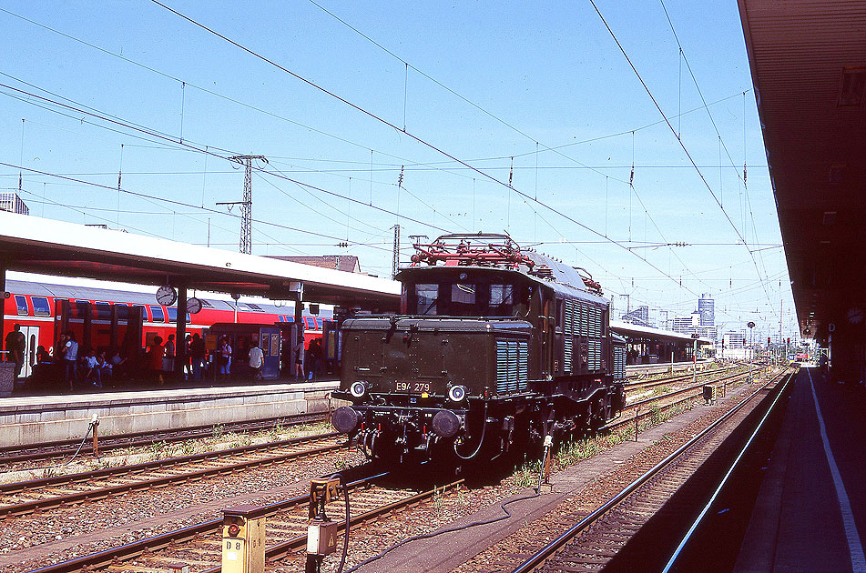 Die Museumslok E94 279 in Nürnberg Hbf