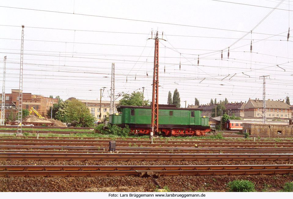 Eine Reichsbahn Lok der Baureihe 244 in Leipzig vor dem Hbf