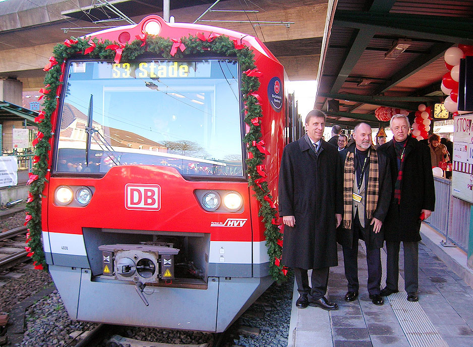 Der Eröffnungszug der S-Bahn nach Stade