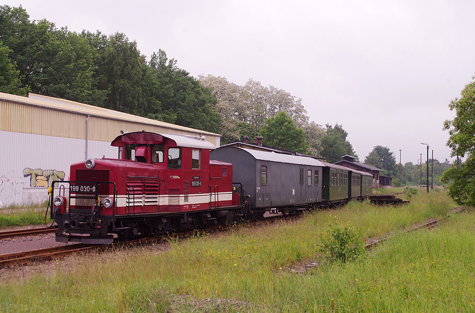 Die 199 030-8 vormals ÖBB 2091.010 der Döllnitztalbahn im Bahnhof Oschatz