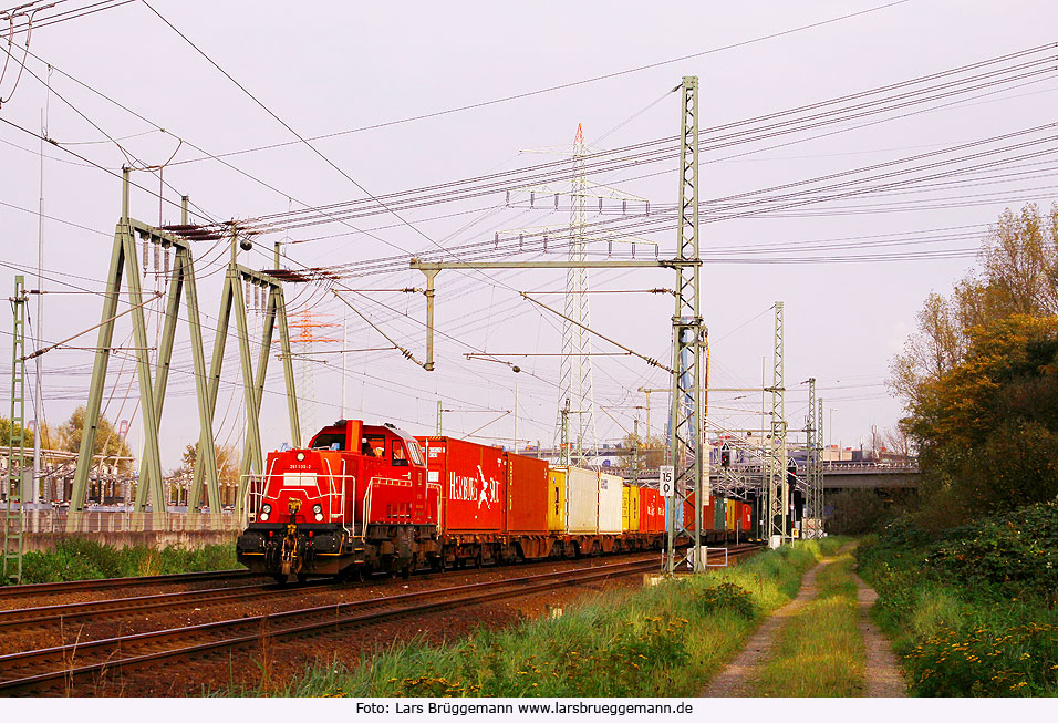 DB Gravita Rangierlok im Hamburger Hafen mit einem Containzerzug