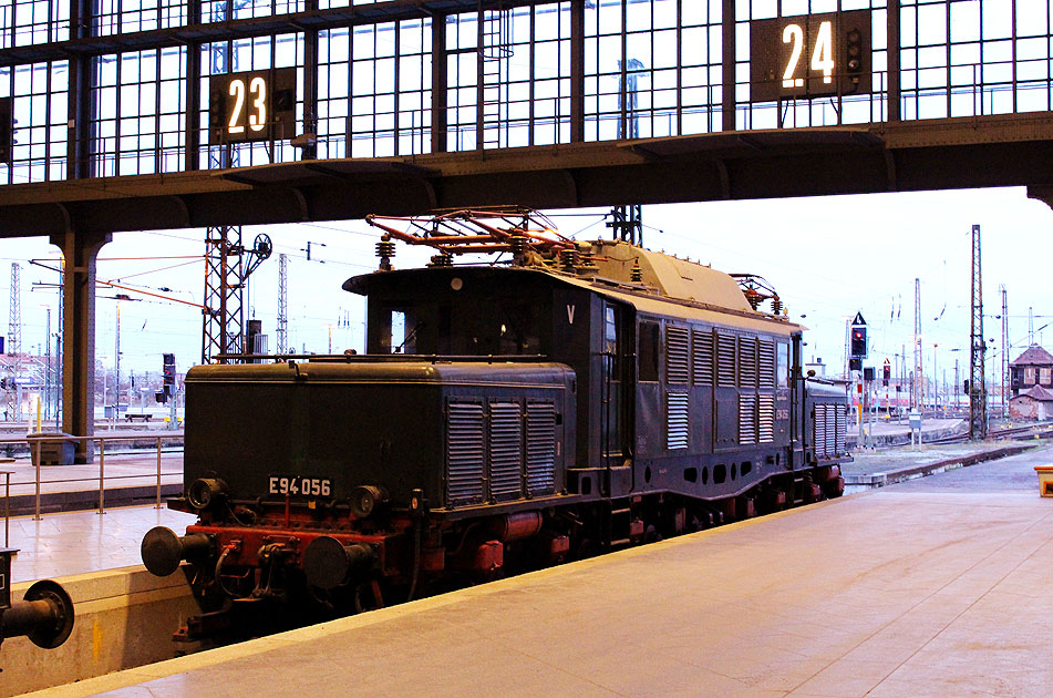 Die Museumslok E 94 056 in Leipzig Hbf