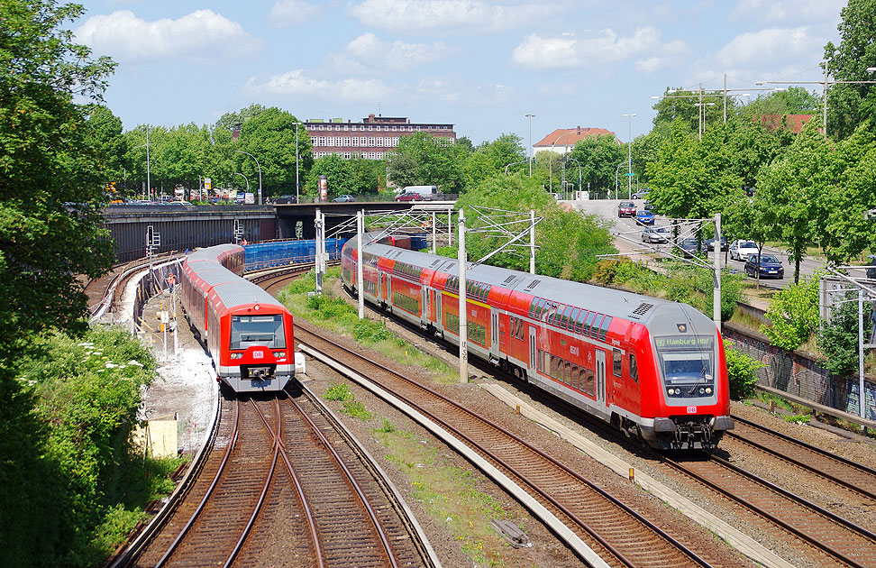 Eine S-Bahn und ein Regionalexpress am Bahnhof Hamburg Berliner Tor