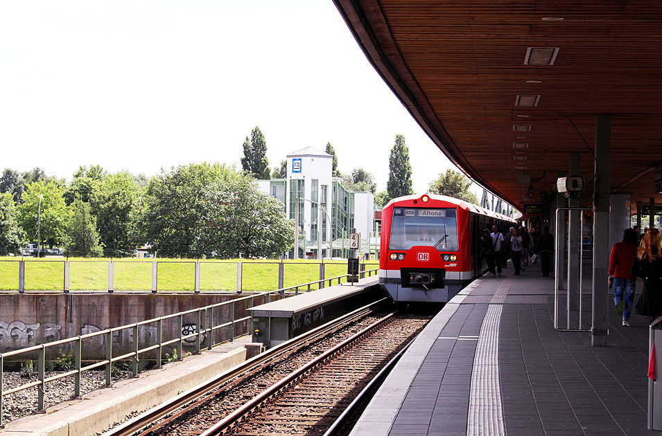 Der S-Bahn-Bahnhof Hamburg-Veddel mit einemn Triebwagen der Baureihe 474