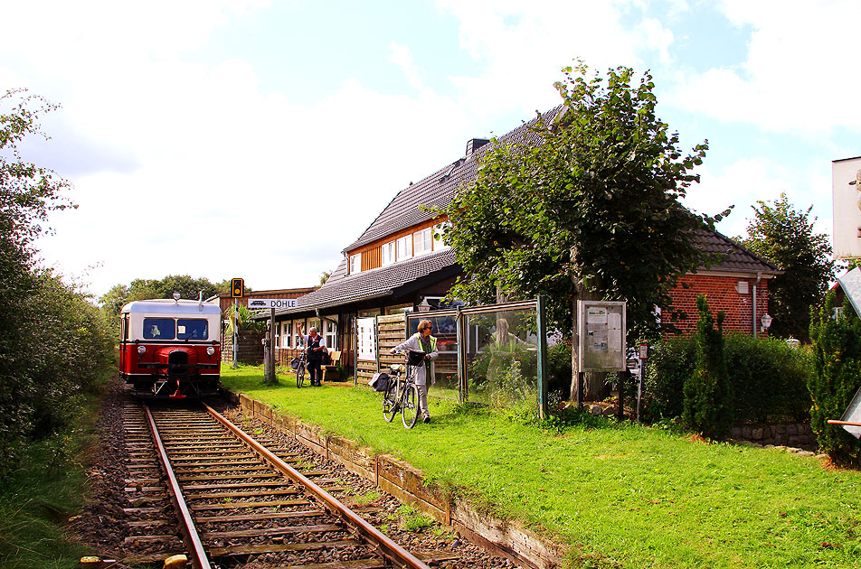 Der Wismarer Schienenbus von der OHE vor dem Bahnhofsgebäude von Döhle