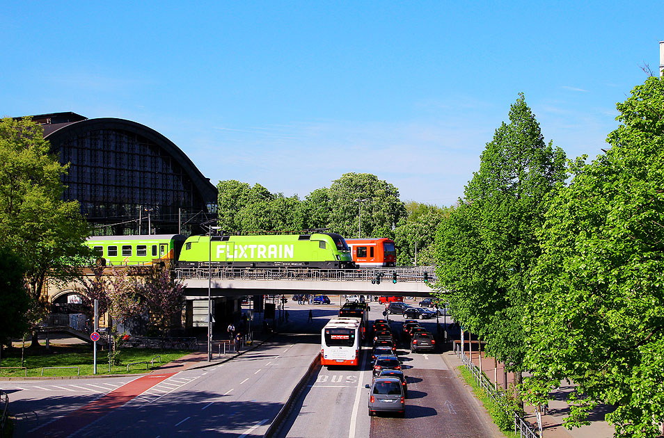 Der Flixtrain im Bahnhof Hamburg Dammtor