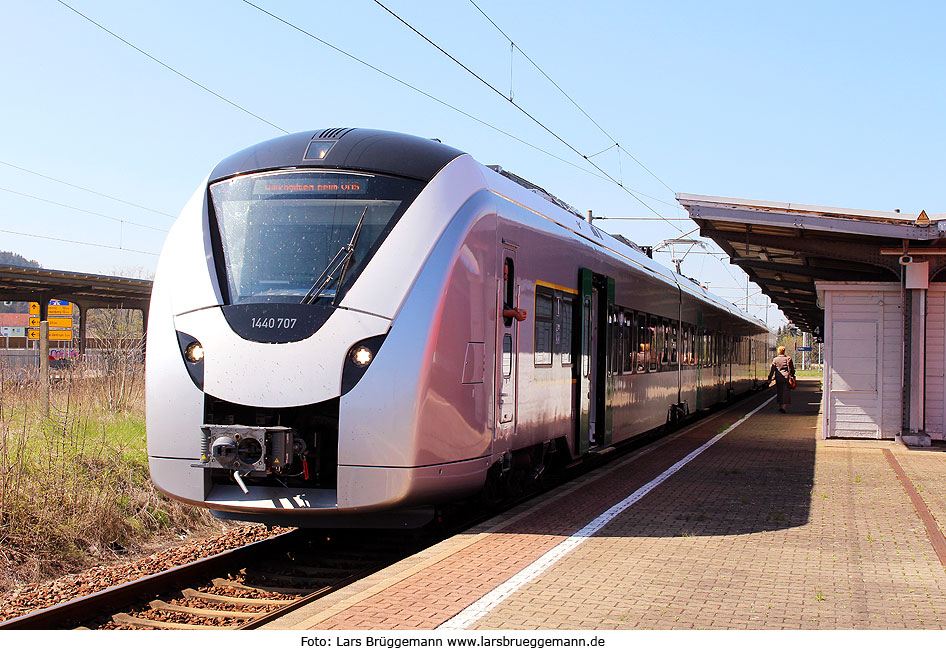 Ein MRB Triebwagen im Bahnhof Flöha in Sachsen